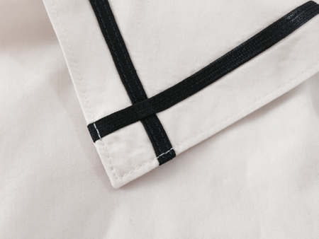 くすんだブラウス