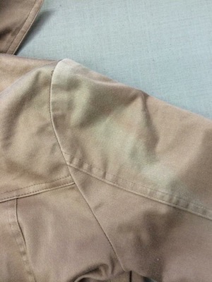紫外線によるコートの肩の部分の変色