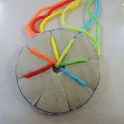 毛糸でミサンガ！日本の伝統文化、組紐を応用してミサンガを作って 