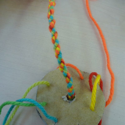 毛糸でミサンガ！日本の伝統文化、組紐を応用してミサンガを作って 